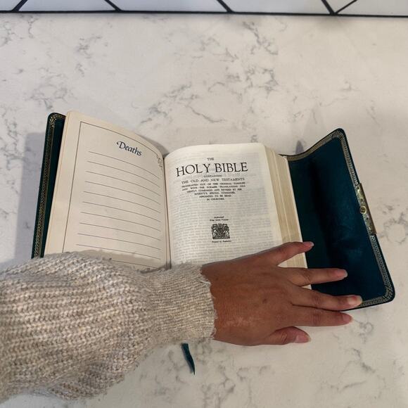 Vintage leather bound King James Holy Bible print in the Republic of Korea teal - Picture 7 of 9